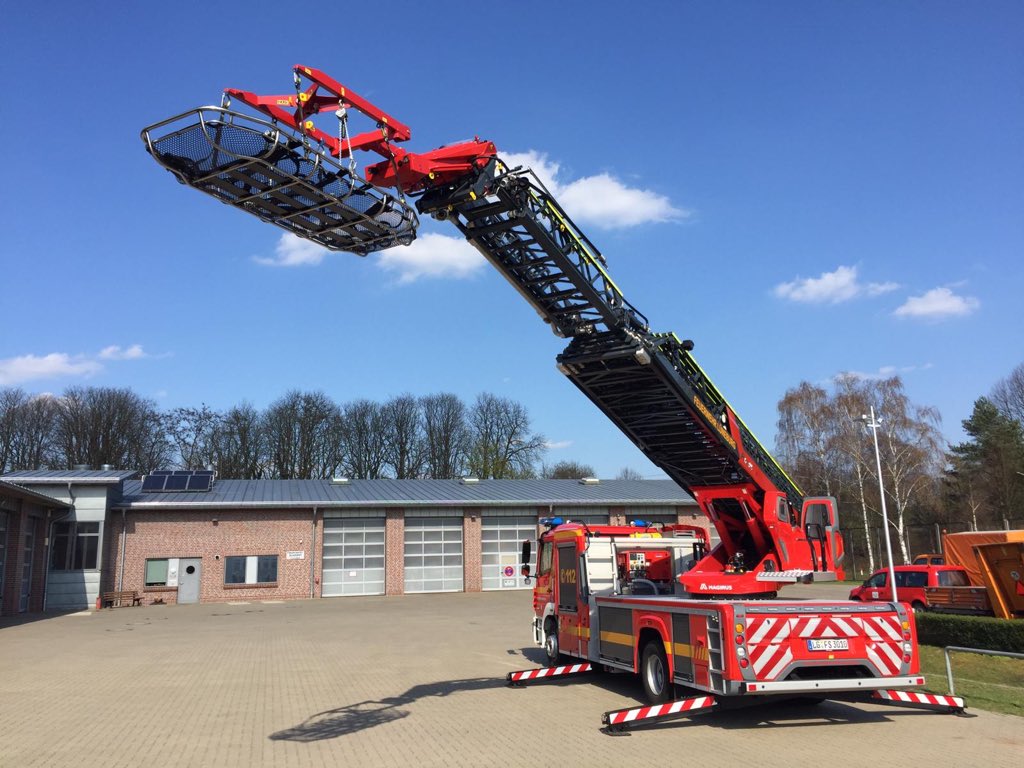 Neue Drehleiter ab heute für Euch im Einsatz. 
Nach rund einem Monat intensiver Ausbildung ist das Fahrzeug heute in den Einsatzdienst gegangen. 

Mehr Informationen zum Fahrzeug auf feuerwehrlueneburg.de
