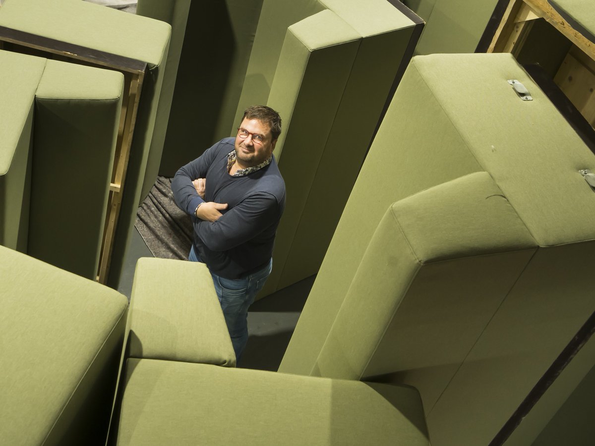 Meubelstoffering is een echt ervaringsvak. En met ruim 20 jaar werkervaring weet Martin Doornhof waarover hij praat. Daarbij is de drang naar nieuwe technieken, middelen en schuimsoorten een zoektocht die nooit stopt. VanMartin heeft maatwerk als specialiteit.
<a href="/vanmartinstof/">vanMartin</a>