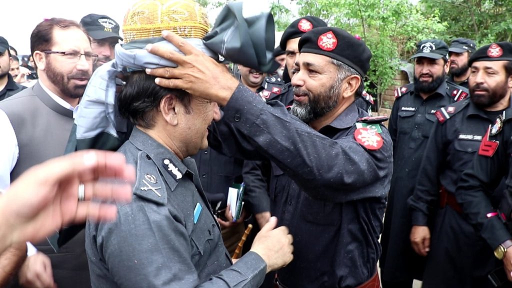 KP_Police1's tweet photo. "KP police will make every effort to uphold the dignity of the people of the newly merged districts", IGP KP Dr. Muhammad Naeem Khan

IGP KP during his first visit to district Khyber was very warmly received by Levies &amp; Khassadars at Jamrud

#KPPolice https://t.co/bpOiaW14hA