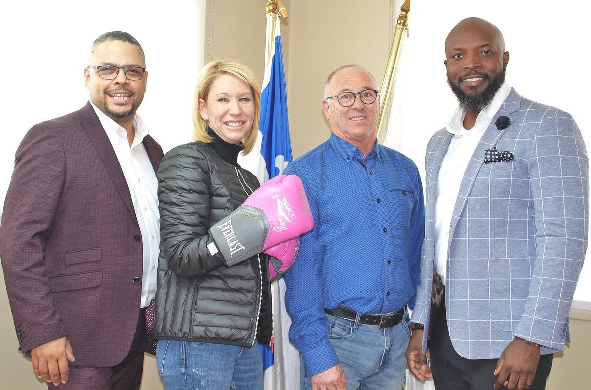 InstoppableTV's tweet photo. Un très beau geste de la part de la mairesse Mme Sonia Fontaine ! Qui supporte la relève de la boxe québécoise! Article 👉🏽https://t.co/UVAaBMrobW Merci à @GeorgesStPierre pour l'autographe #Mairesse #mma #pointecalumet #beachclub #boxe #boxing #quebec #Instoppable https://t.co/TGGX21NmY5