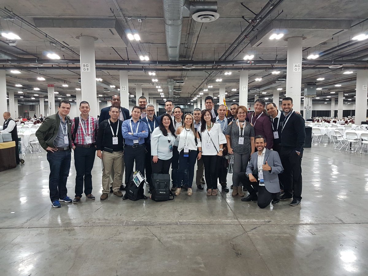 robvargas_'s tweet photo. Ahora la del #DTWChallenge en el 2017 #DellTechWorld con todo el equipo y clientes de @Green_CSS #DellWorld. Uno de los más grandes en los que hemos trabajado y colaborado con clientes. Que buenos recuerdos.
@DellEMCLatam
#DTWChallenge
@DellTech https://t.co/Ex5jUKMT16