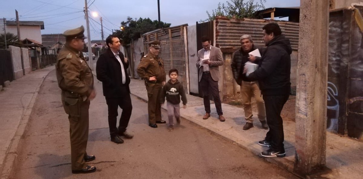 Gobernacionvalp's tweet photo. Estamos en todos lados trabajando junto a las familias y @Carabdechile abordando estrategias de seguridad. Hoy con la Junta de Vecinos Higuerillas de #Concón analizando cada punto complejo del sector #ChileLoCuidamosTodos 💪🏼 @MariaDelaPaz_R @Sebastian_dha @IntendenciaV @DeConCon https://t.co/6ext39S8wT