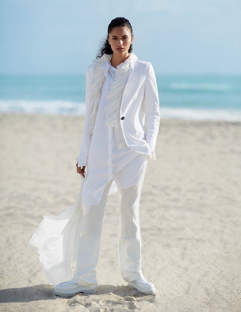 The Big White! Aira Ferreira @airafn_ 🇧🇷 ♉️ @suprememgmt first pic of the shoot in the morning sun on #southbeach #miami for @elle_italia @ellearoundtheworld Editor @camillarolla Makeup @elienmaalouf Hair <a href="/leongorman/">Leon Gorman</a> Producer <a href="/gabyschuetz/">gaby schuetz</a> @selectservices