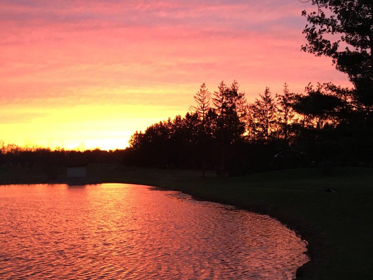 Deekadent's tweet photo. Beautiful sunset in Norton OH #deestrees #branchographer #branchologist #trees #branches #nature #naturelovers #majestic #lake #sunset https://t.co/i7YuOlo6Hb