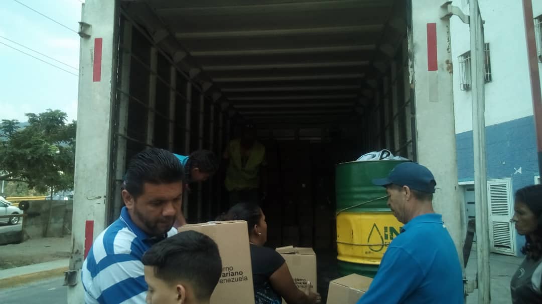 #LaVozDelPueblo Hoy gracias a nuestro presidente <a href="/NicolasMaduro/">Nicolás Maduro</a> y a su esfuerzo por seguir brindándole el apoyo a su pueblo recibimos nuestra cajas del Clap beneficiando a 930 familias del <a href="/ClapUrbanismo/">Clap urbanismo</a> estamos con usted no se rinda #soycomunicadorclap