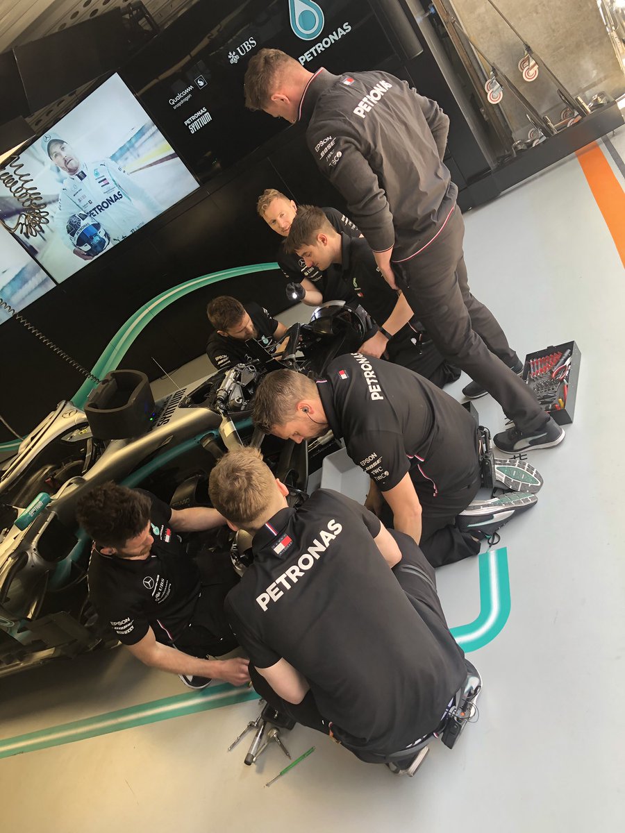 F1vancrew77's tweet photo. Teamwork at its finest! https://t.co/f3kk9kwOPy