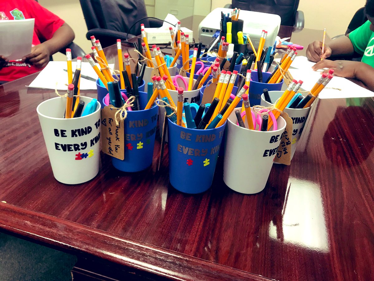 gracie_beish's tweet photo. 🧩Students spread Autism Awareness &amp; staff appreciation by randomly passing out these hand-made supply holders. “Be Kind to Every Kind.” Shout out to my zone buddy, @TiffanyCarrasc6 for crafting assistance &amp; materials❤️ #AutismAwarenessMonth @CocCreekSchools https://t.co/vKqvtCyqiL