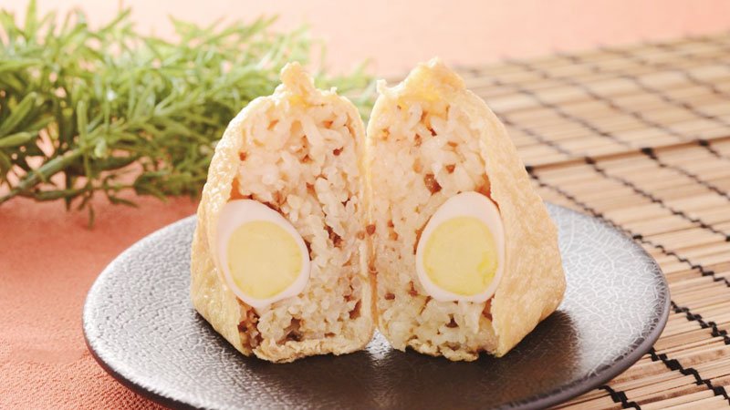 うずら卵をまるまる1個トッピングした「おいなりさん　うずら卵と鶏めし」です♪生姜入りの酢飯でさっぱりと食べられます(^^) #ローソン...