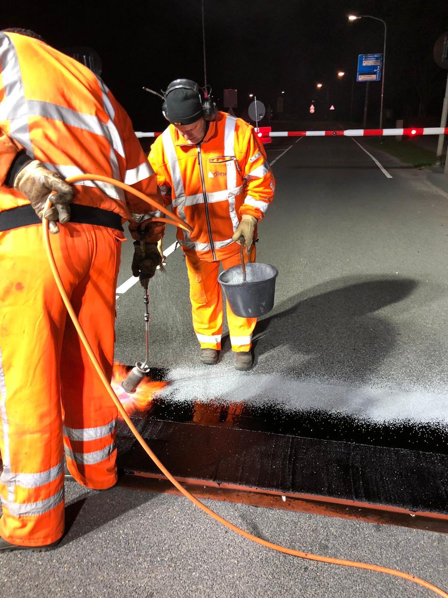 MaikelWelmers's tweet photo. #gietasfalt #ribrufalt aangebracht voor @ProvincieGR Muntendam #RIBRU in opdracht van @Roelofsgroep #nachtwerk #specialismen https://t.co/cNMwyNoWu4