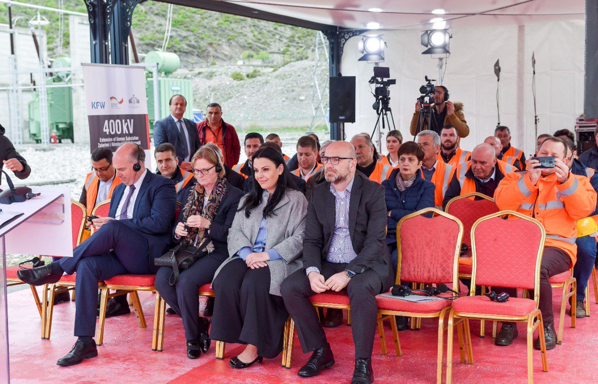 BallukuBelinda's tweet photo. Ka përfunduar projekti i zgjerimit të N/Stacionit  HEC Koman. Investim i KFW, si tregues i radhës për bashkëpunimin e shkelqyer 🤝 mes Qeverisë Shqiptare🇦🇱 dhe asaj Federale Gjermane🇩🇪.
Investimi balancon rrjetin  e transmetimit duke rritur kontributin 400 kV dhe shtuar sigurinë https://t.co/o2Ps7Nm5Hr