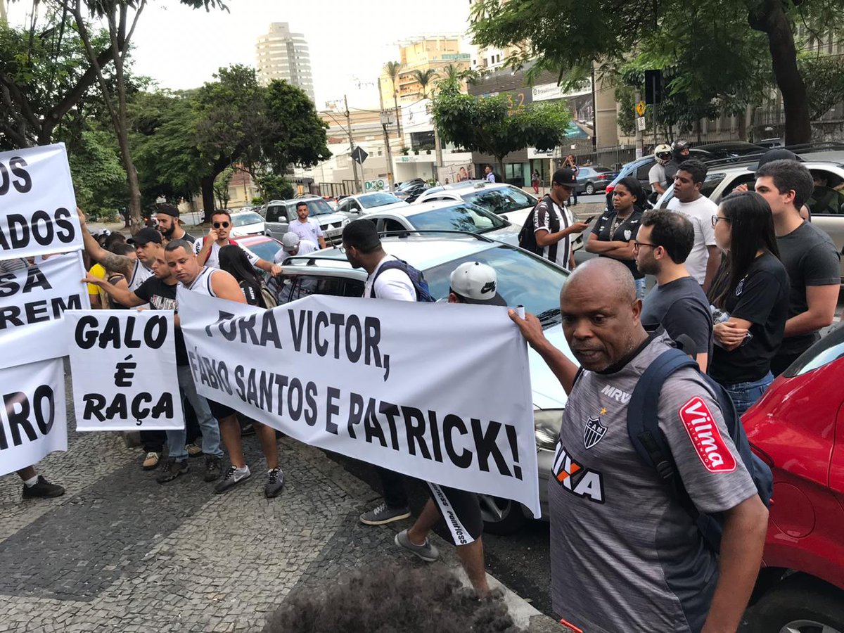 paboolom's tweet photo. "isso é coisa de cruzeirense, a nossa torcida nunca pediria a saída de victor" 

narrador:  naquela mesma tarde https://t.co/k0xGtwZQyx