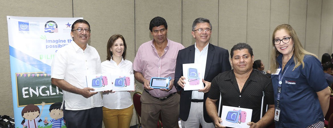 EntidadMilenio's tweet photo. FOMILENIO II entrega 7,133 tablets para facilitar aprendizaje del idioma inglés https://t.co/skKfBFUvmh

@MCCgov @USEmbassySV https://t.co/9Fj3XjsThO