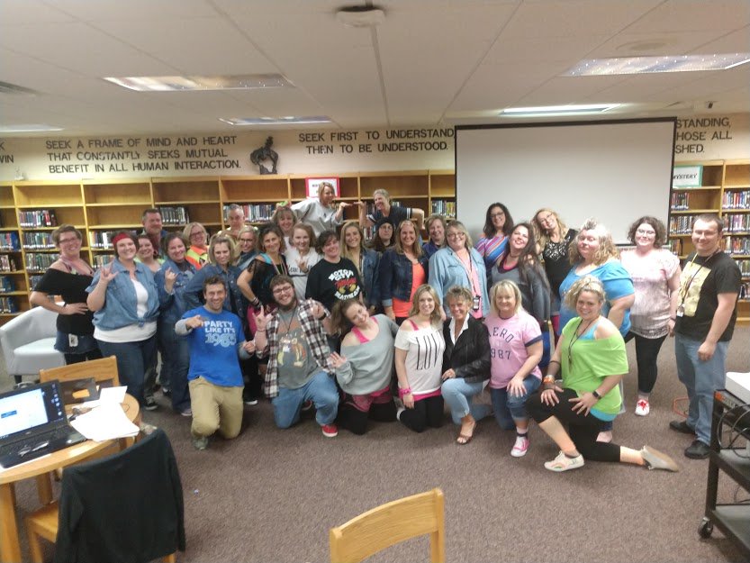 mstacey79's tweet photo. Great day of afternoon collaboration! Google sites were rocking! Not to mention...it was 80's day @cmslakers today! #CMShowtime https://t.co/4Kj4NOSMsT