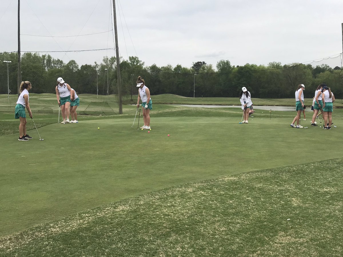 LadyHoyaGolf's tweet photo. Lady Hoyas warming up for a Par 3, 18 hole-tournament! #hitlow https://t.co/T8suLZD4zL