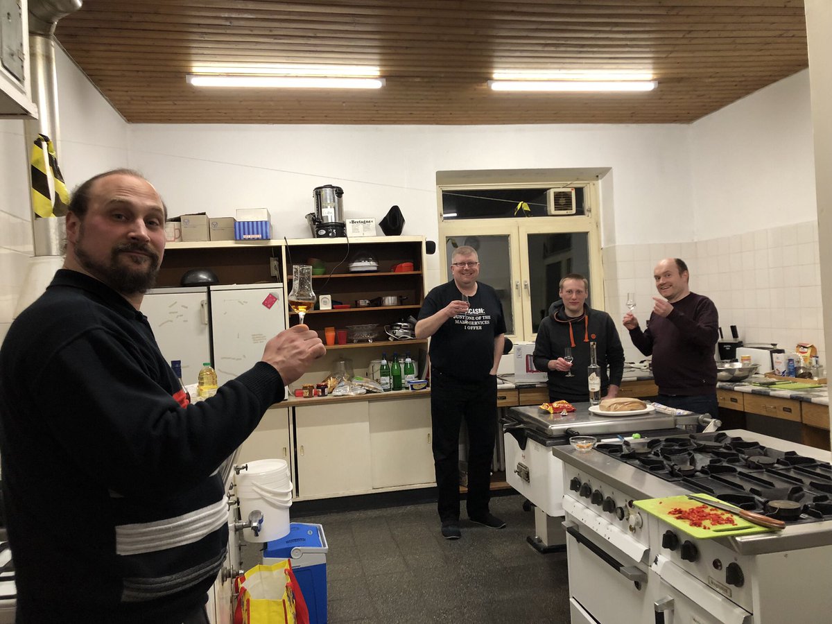 PodstockDE's tweet photo. Vorhin bei den Essensvorbereitungen fürs morgige Mittagessen, die Herren äh trinken sich warm. #nüsschen #esistsokalt #PodstockOrgaWarmup #prohost https://t.co/Pcf4BUmBQG