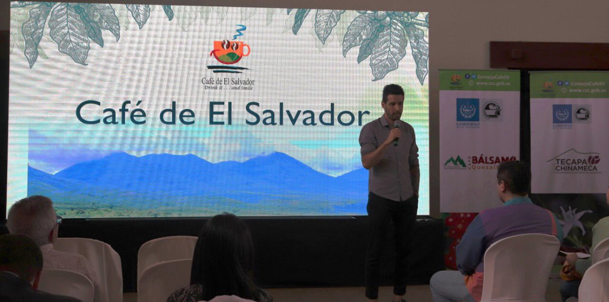 ConsejoCafeSV's tweet photo. #DirectorCSC Finaliza conferencia de especialista brasileño @diogobianchi Oportunidades para #CaféDeElSalvador en mercado #Suramérica (países no productores). @ConsejoCafeSV en la gestión de mercados alternativos con creciente consumo para lograr mejores precios al sector https://t.co/dschCsjKtP