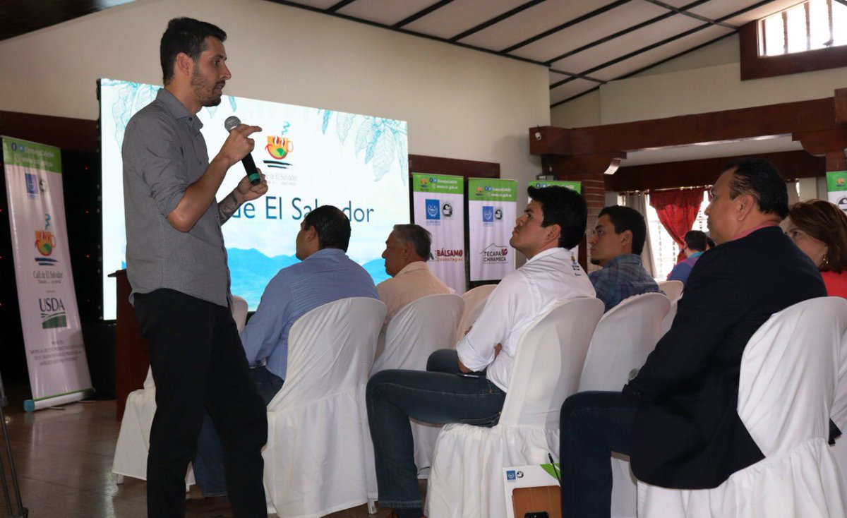 ConsejoCafeSV's tweet photo. #DirectorCSC Finaliza conferencia de especialista brasileño @diogobianchi Oportunidades para #CaféDeElSalvador en mercado #Suramérica (países no productores). @ConsejoCafeSV en la gestión de mercados alternativos con creciente consumo para lograr mejores precios al sector https://t.co/dschCsjKtP