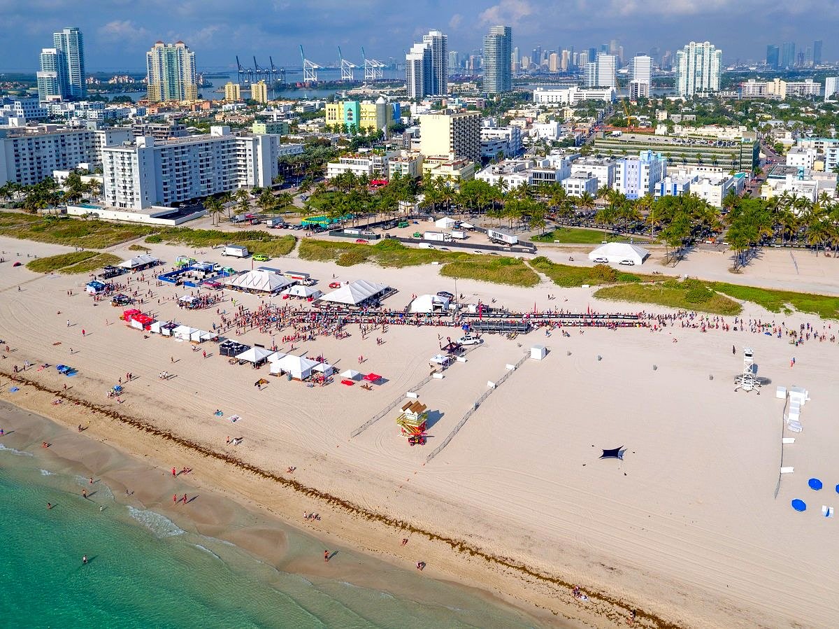 RunMiami's tweet photo. Visit our booth at the @lifetimetri #SoBeTri tomorrow - Sunday for some awesome giveaways and register at discounted pricing 💥 Plus, anyone who registers onsite with us will receive a @starbucks gift card! #NotMiamiWithoutYou https://t.co/XzNXWi3sN8