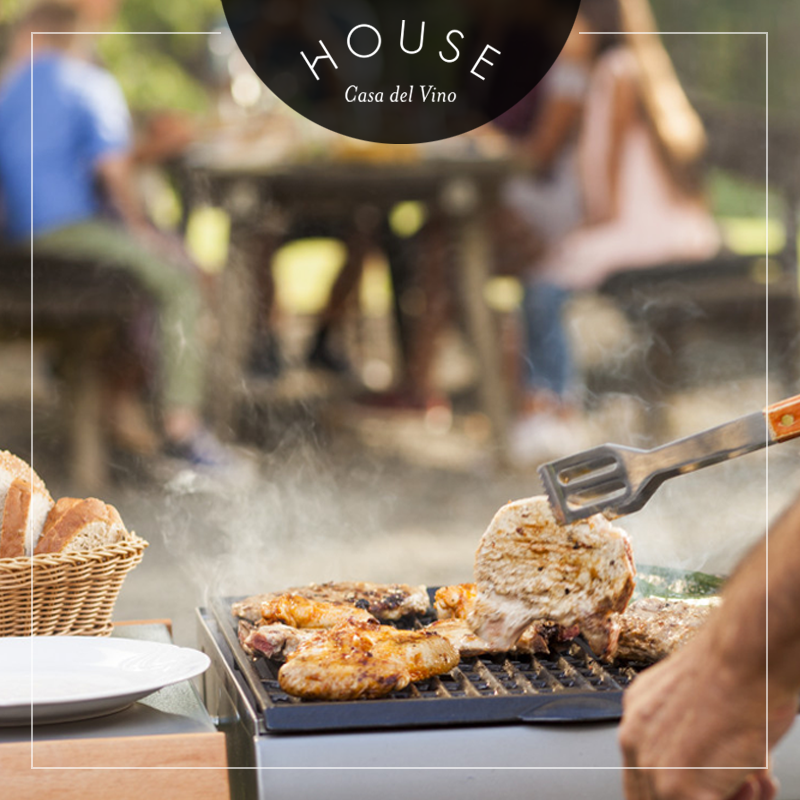 Nuestro quincho especial para asados tiene una capacidad total de 50 personas. ¡Vive experiencias únicas con el equipamiento y disfruta de nuestro tradicional asado campestre!