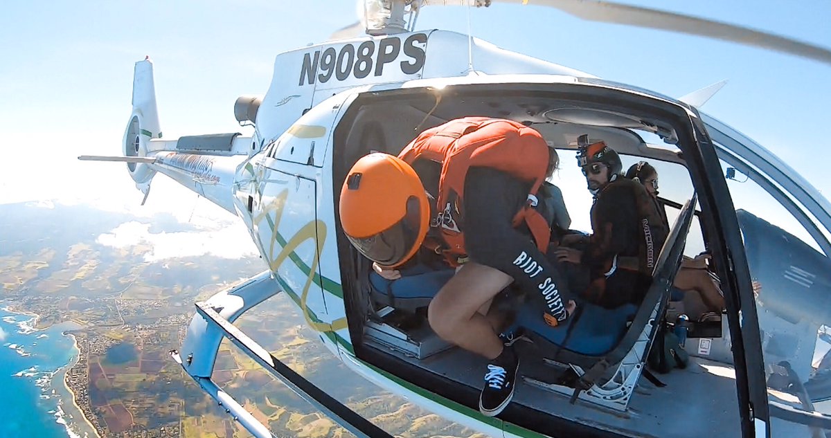 Feeling like @slatertrout with my #magicredbackpack on this Aloha Friday 🌺🤘🏼  📸: @jason_yergin    #dieepic #gopro #goprohero7white #birdmanteam #o2f #dope #hilife #skydiving #skydivinggram #skydivinggram #riotsociety #gooro #GoProAward #cookiehelmets #ibaltimeters #northshore