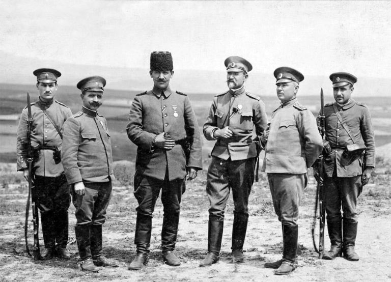 Dimitar Bechev på Twitter: "Bulgarian officers and Ottoman officer at the front in Dobrudža (Dobruca, Dobrogea), 1916. Bulgarian and Ottoman troops fought together against the Russian army in that campaign. https://t.co/YvoGXtSU4N" /