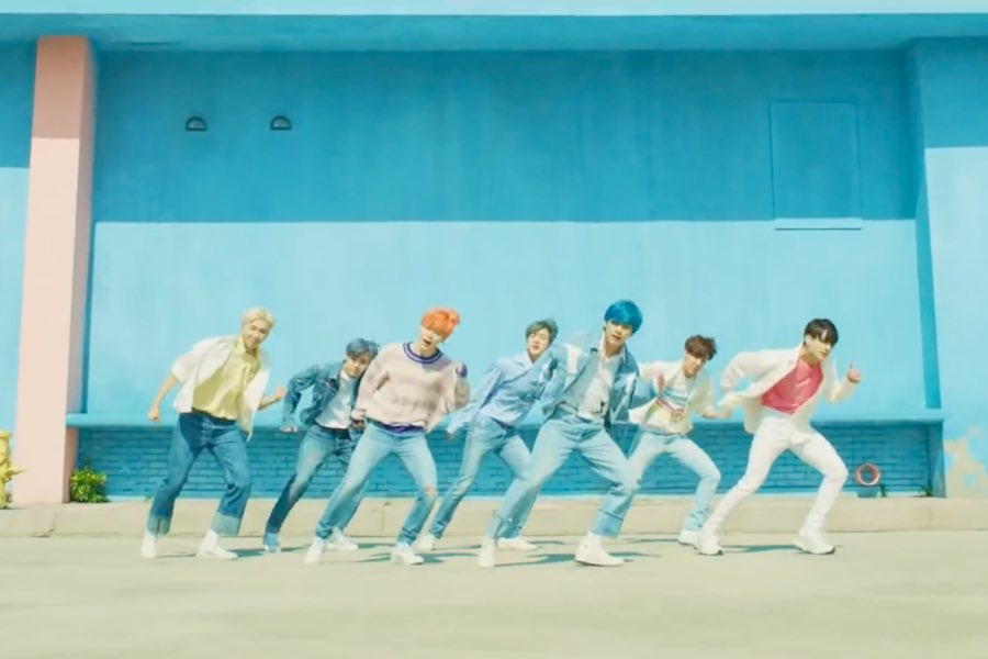 Boy with luv. эры бтс 2019. Bts boy with luv. Bts и холзи boy with luv. бтс boy with luv.
