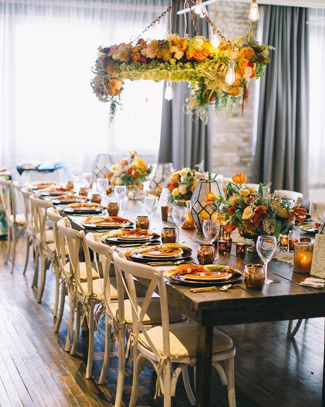 ApresEventNTent's tweet photo. Hoping #hangingfloral never never goes out of style. It’s the crown to a lovely tablesetting! Photography by @jaimeecmorse #apreseventandtent #styledforgood https://t.co/rpKl8TFL2j https://t.co/CuI2z7nMkx