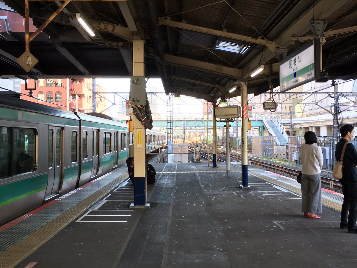 shinononome2100's tweet photo. 4/13
常磐線快速柏駅にて7時55分発の列車でオーバーラン発生。5分遅れになりました。
1号車が13号車の位置まで来ています。
自分は10号車に並んでいたのですがものすごいスピードで来た��んで驚きました。 https://t.co/ne89vHHLXV