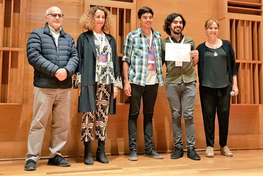 FnaArgentina's tweet photo. Reciben sus premios los ganadores de las tres líneas de nuestro Concurso de #ArteYTransformaciónSocial 2018: Infancia, Juventud y Adultos Mayores. La organización social @ceda_washington y la @sedronar nos acompañan con dos galardones cada una. https://t.co/UHPaXfItko