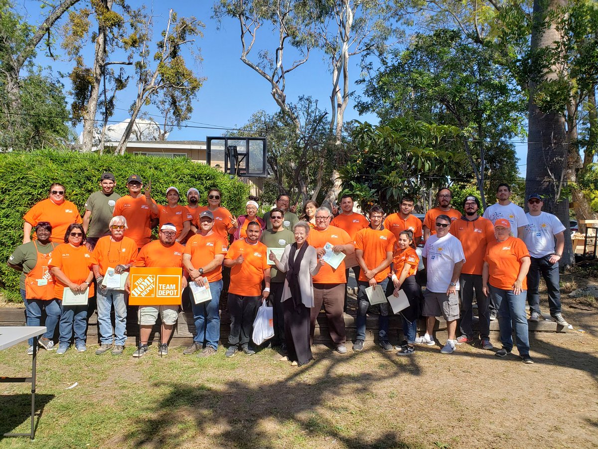 WalkerHD6610's tweet photo. Great job for everyone who helped and big shout out to @JeridLorenzana for all your help. #CHOOSETOSERVE #teamdepot  #springintoservice @Ambermedina6610 @6610Homedepot @jesse_moran10 @lupeadiaz @juanitaajackson @navabrian3 https://t.co/uFhWxLg8ji