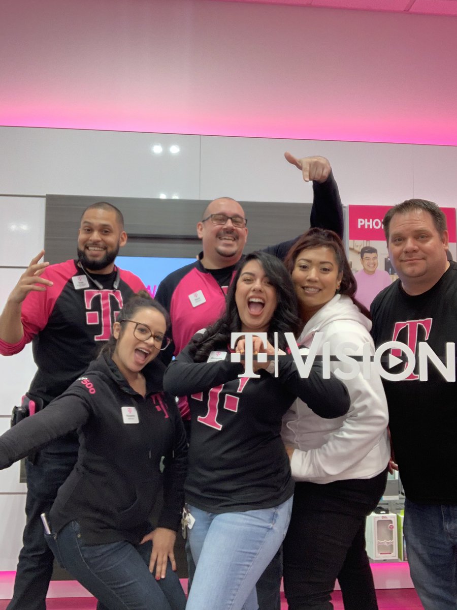 Aliebee95's tweet photo. So great having @Schmobins and @mscelestinelara in store ! We had so much fun exploring all the #Tvision benefits ! #OakieDoky https://t.co/27roRjxBOg