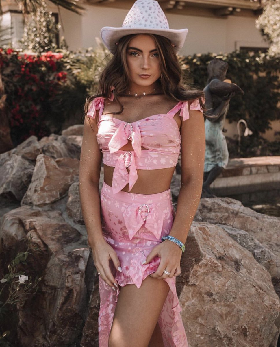 royaledolan's tweet image. DAMN SHE SNAPPED