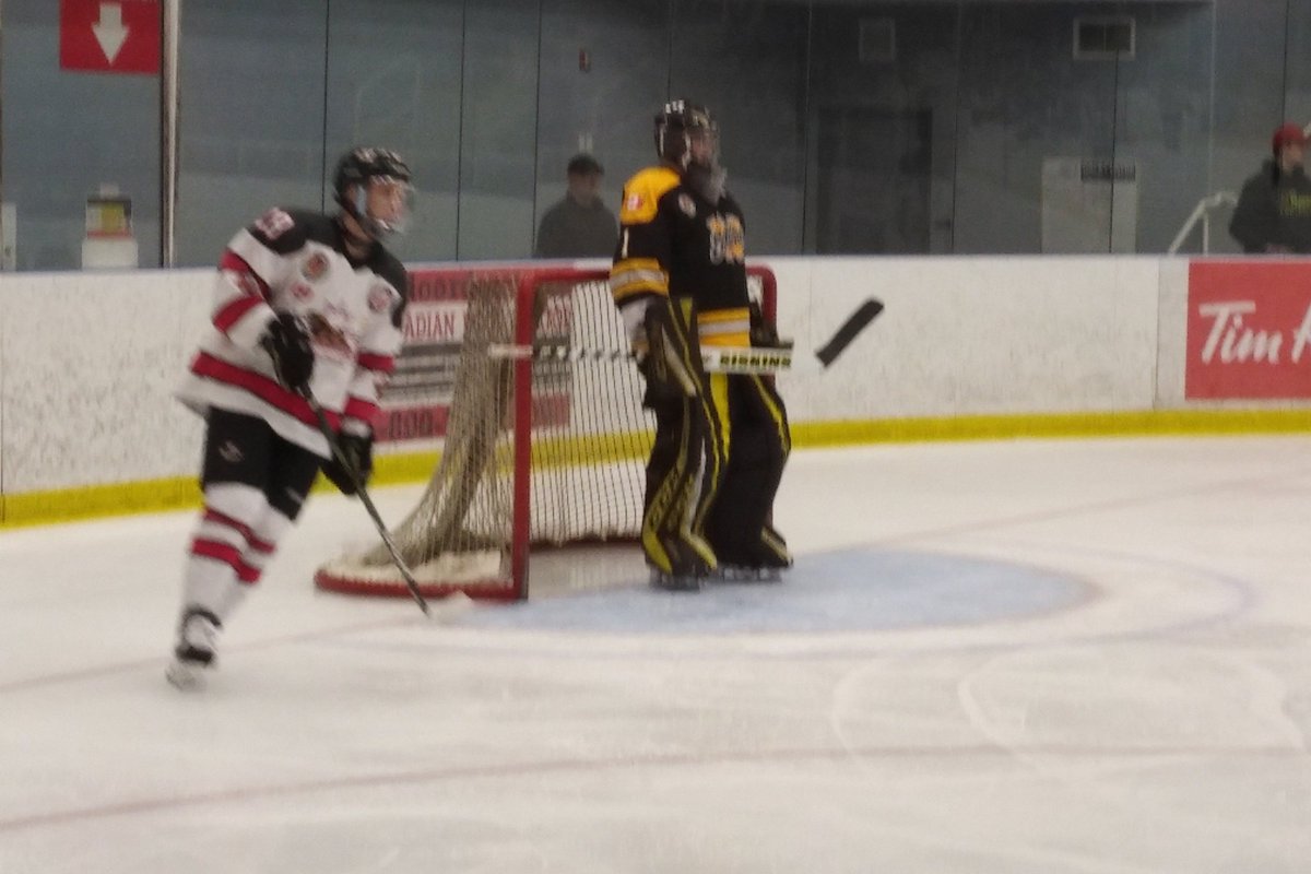 Siskins up 1 nothing half way through the first in Niagara Falls. This one's for George brothers.