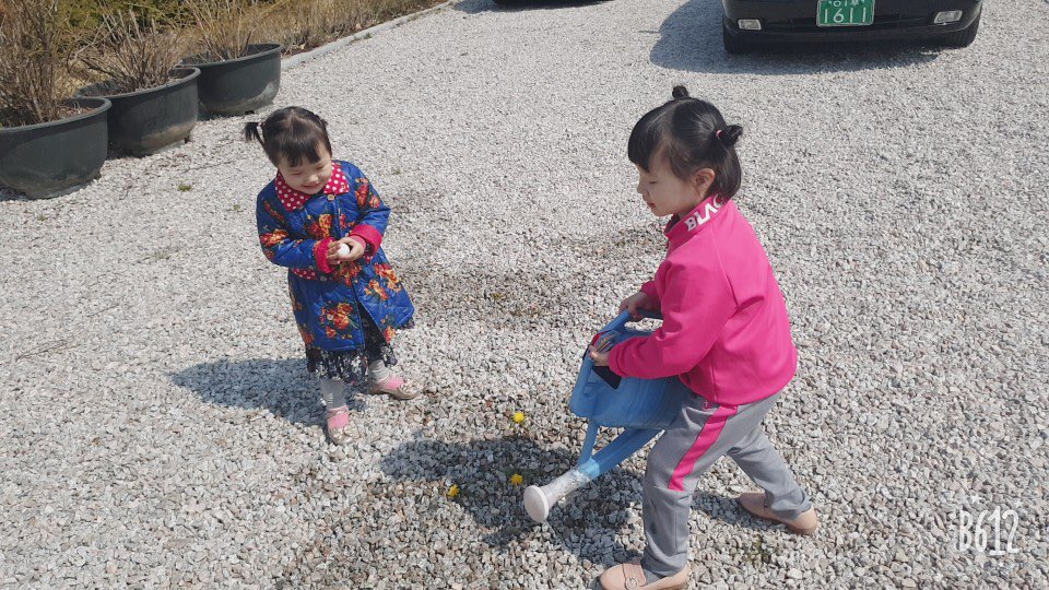 “하부지, 뛰어도 돼요?”

주말을 맞아 손주들이 집에 오자마자 ‘뛰어도 돼요??’ 묻는다.

서울 아파트거실바닥에 두툼한 매트를 깔아도 아랫층에서 시끄럽다며 욕쟁이할머니가 올라와 호통을 치기 일쑤란다.

아이들이 무슨 죄람, 뛰는게 본능인데.

“애들아, 하부지집에선 마음껏 뛰놀아도 돼.”