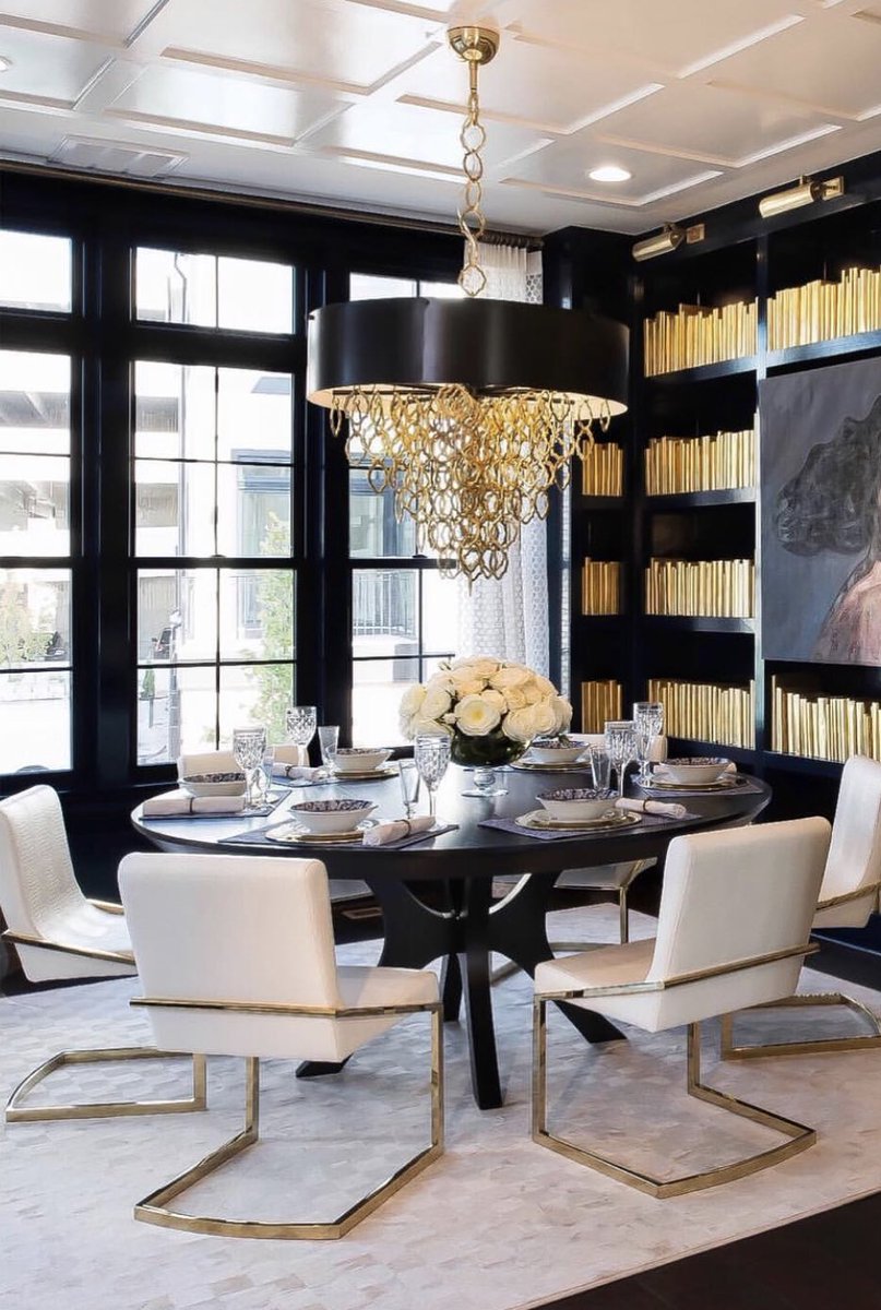 TASH_DECOR's tweet image. Black and gold heaven by talented miller and smith design 

instagram.com/p/BwFLQAdl_Rc/…

#blackandgold #diningroom #golddecor