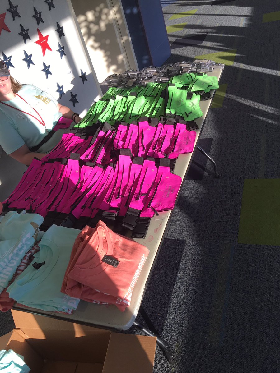 USI_SpringFest's tweet image. Setting up for Live Band in Carter Hall! Starts in 30 minutes! Only 80 fanny packs left, come get yours &amp;amp; enjoy some live karaoke &amp;amp; delicious food!