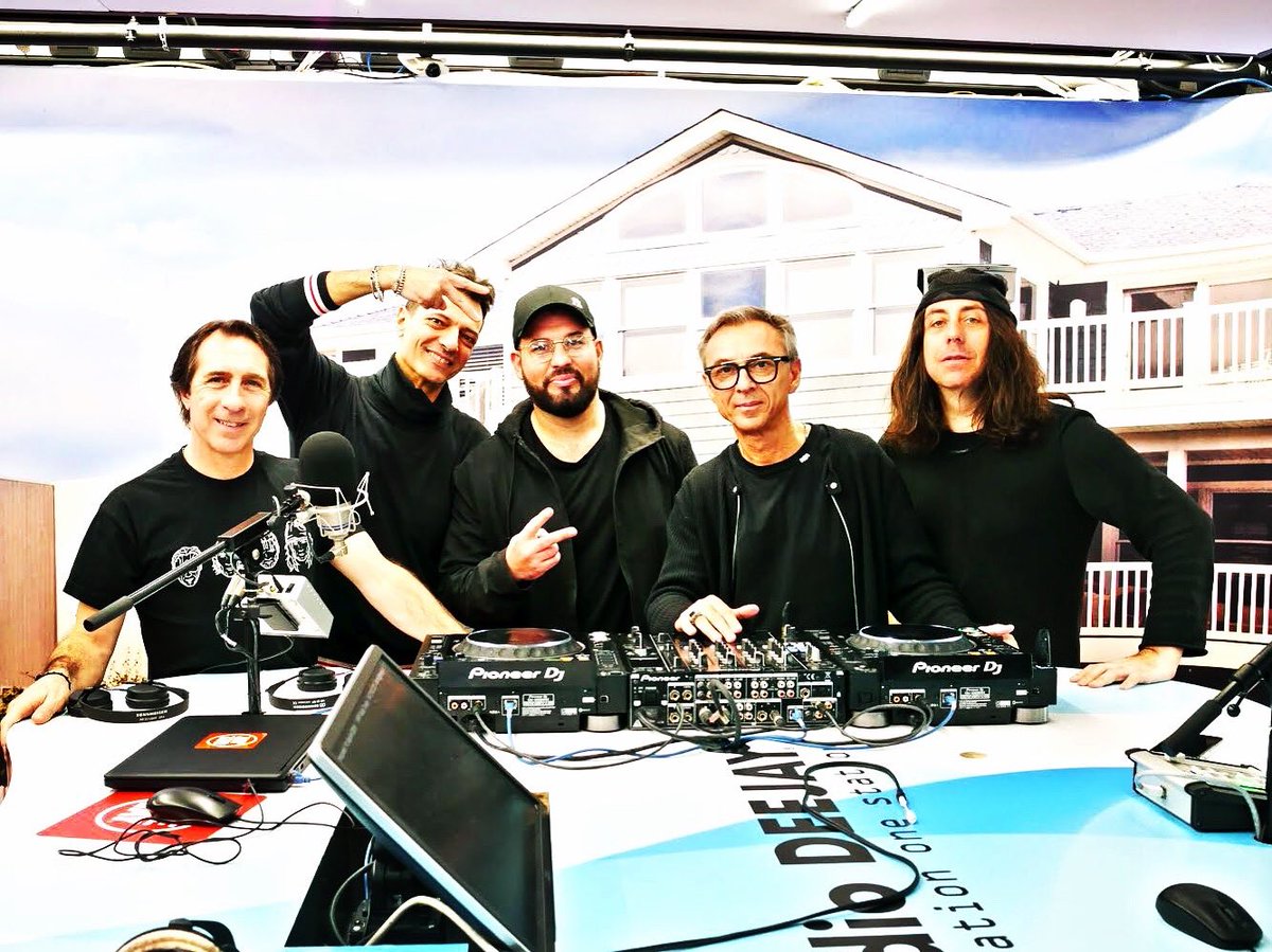 GetFarFargetta's tweet photo. Alle 14 su Radio Deejay e m2o il #deejaytime 👊 sentirete anche “Movin” la nostra nuova traccia 😜 #andtheheadskeeponmovin #illuminaaaaaaaaaaaaaaaaa @albertinodj #getfarfargetta @MaurizioMolella @giorgioprezioso #kgman @radiodeejay @radio_m2o https://t.co/uha3VYItWC