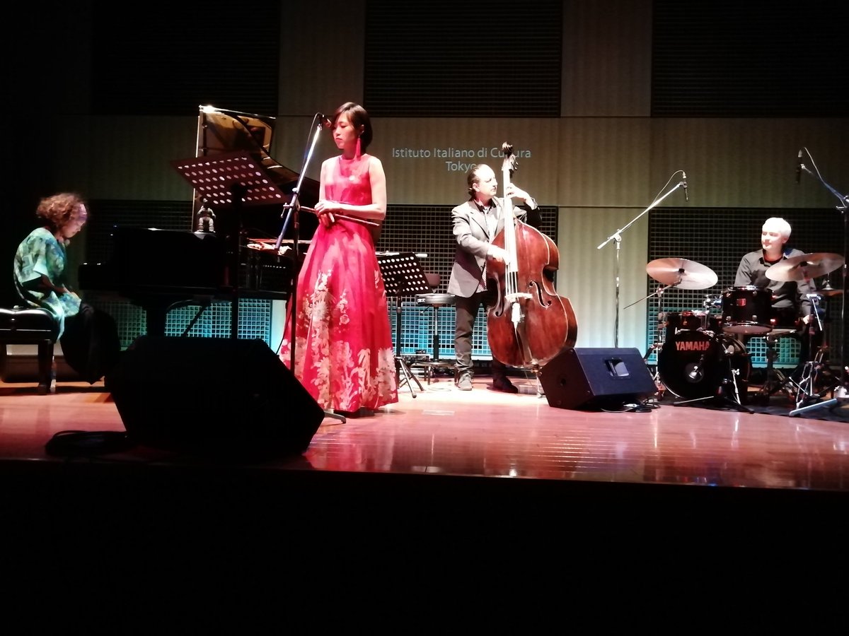 Paolo_Calvetti's tweet photo. Great #jazzconcert yesterday night @IICTokyo with #GiuseppeBassi #AtomicBassQuartet with #GiuseppeBassi (bass) #SumireKuribayashi (piano), #Koto (shinobue), #SebastiaanKaptein (drums) featuring also #GaetanoPartipilo(sax). Readings and introduction by #AntonioMoscatello. https://t.co/kFK4vNoPrV