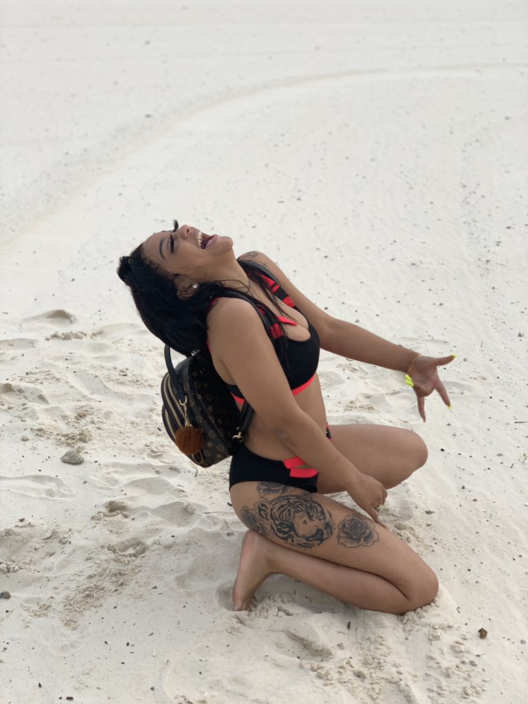 CourtneeyB1's tweet photo. Letβs just say Iβm having fun #blackbeach π€ #biloxims https://t.co/zfrdSTL8qI