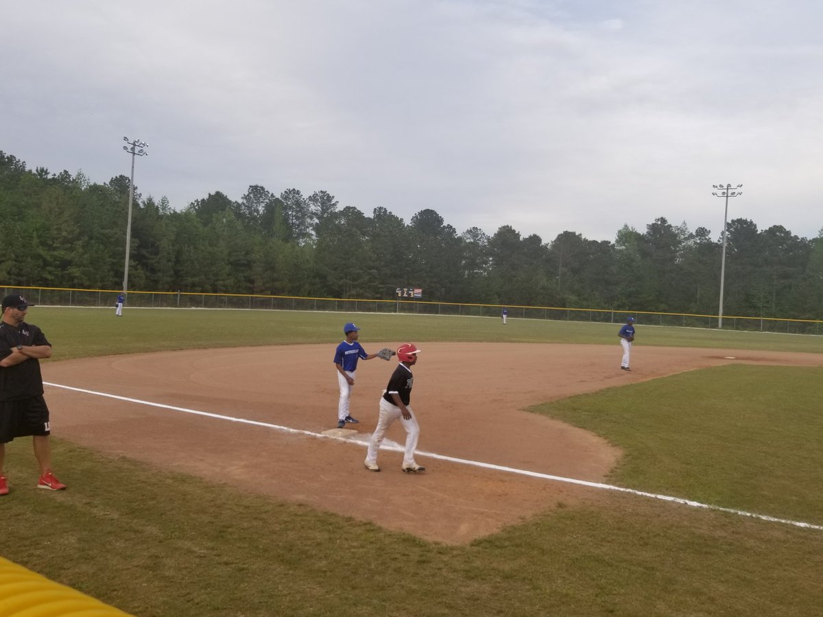 @Lpokabaseball Trey Cobb looking to steal home. Notasulga scored 2 in the 2nd Poka 5 Notasulga 2 B2 @oanewspreps