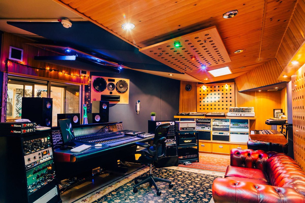 LabelSubmission's tweet photo. Would you lock yourself in here for the weekend? #StudioLife https://t.co/WNjKyHo1T5