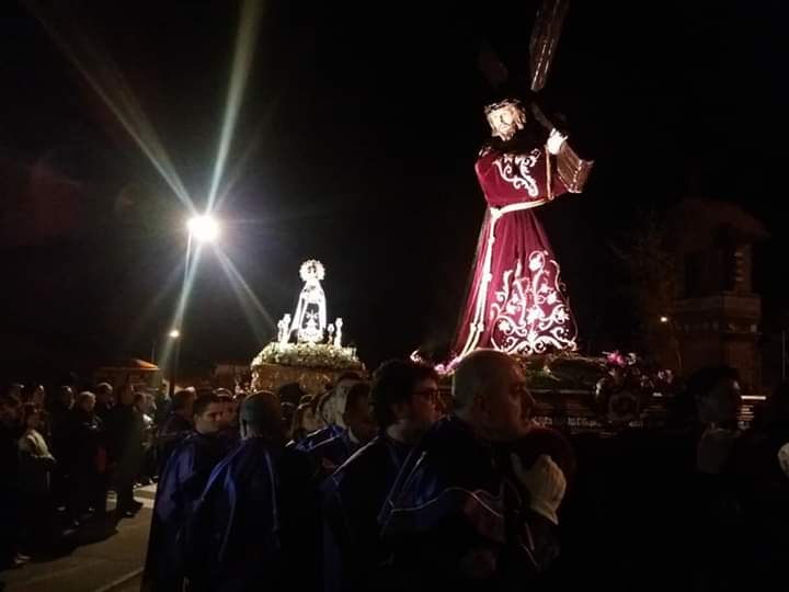 Ayto_Teruel's tweet photo. La procesión del Vía Crucis al Calvario de #Teruel conmemora su 50 aniversario saliendo por la noche https://t.co/y0GXBqccpd