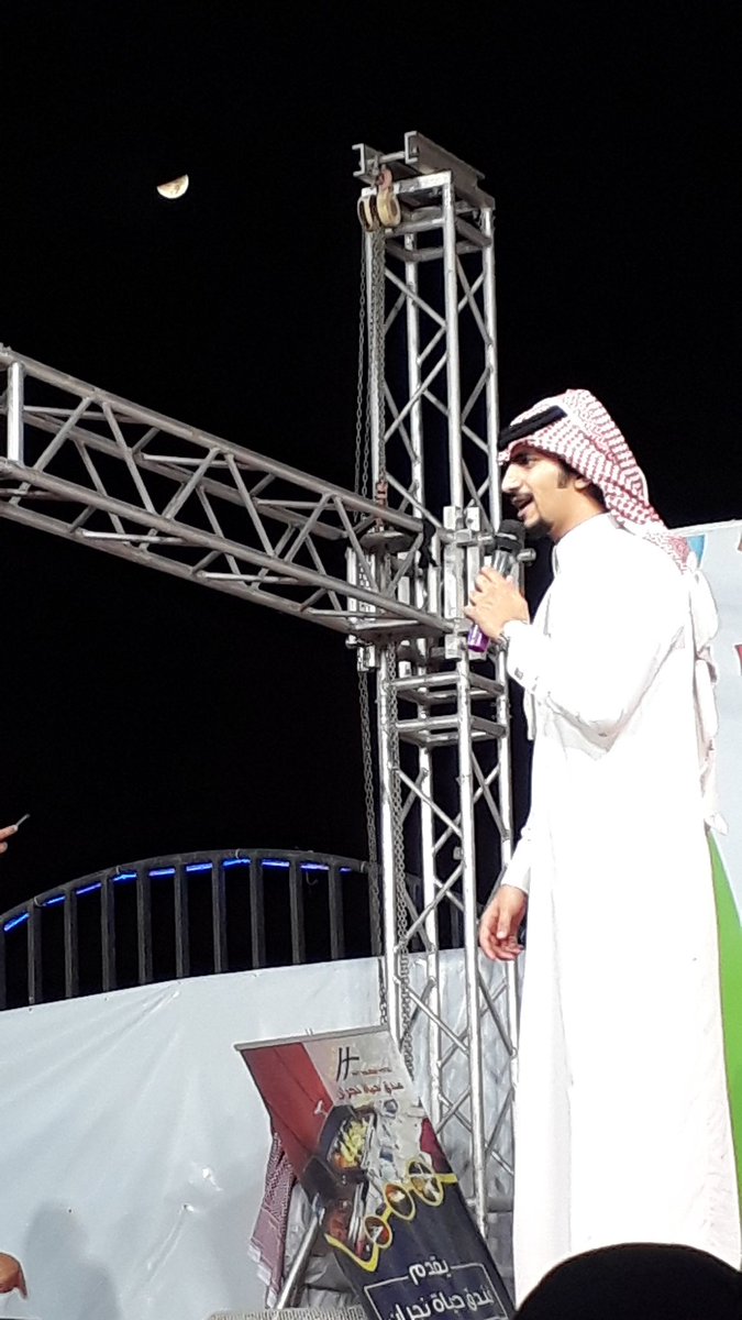 meeiial's tweet photo. مدري مين القمر انت او هو ؟ #سنابات_عز_بن_سعيد https://t.co/FjKF6az1hu