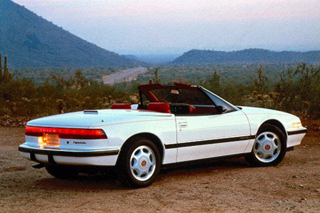 gmbeatonline's tweet photo. From @cgautomotive: "Two options were available: sunroof and 16-way power driver's seat. Initially, cloth and leather interiors were offered, but only leather remained after the first season. Added for '89 was keyless entry." #FlashbackFriday #GMBfeatures https://t.co/c9VqOIKiDz https://t.co/IIrWu34lS0