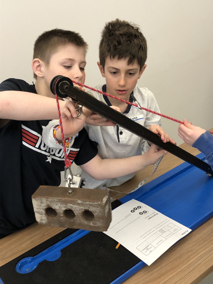 Sciences_RC's tweet photo. Poulies et engrenages au musée @ScitechCanada aujourd’hui avec les élèves de la 4e année. #SciencesRC https://t.co/rOYzoecW2F