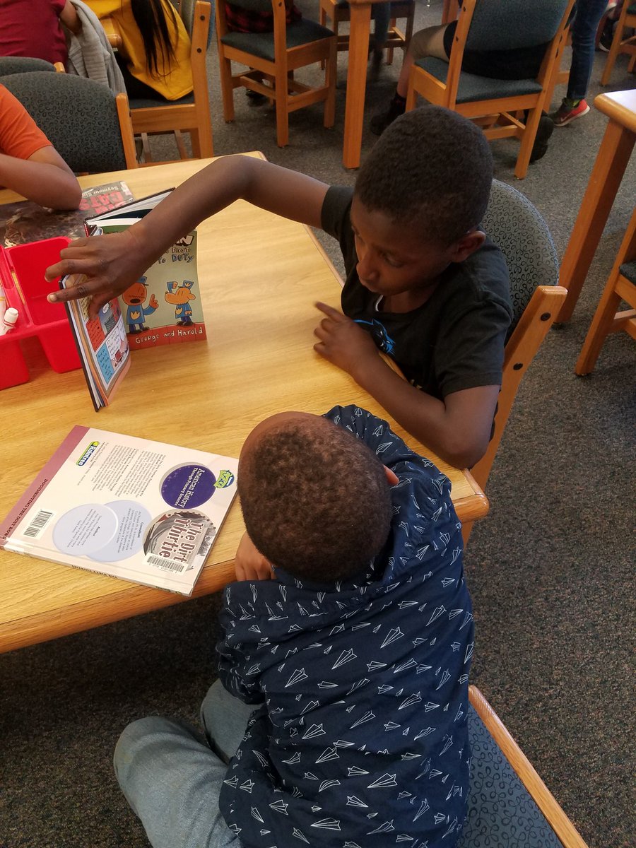 GovalleLibrary's tweet image. @Govalle_Roadies parents,kids and staff making Ms Smith feel like a Queen. And the unexpected reading buddy collaboration with 1st and 4th grade was a highlight of #LibrarianAppreciationWeek #SEL&amp;amp;LITERACY @AustinISDLibs @sel_theresa @EMVT_STEM
