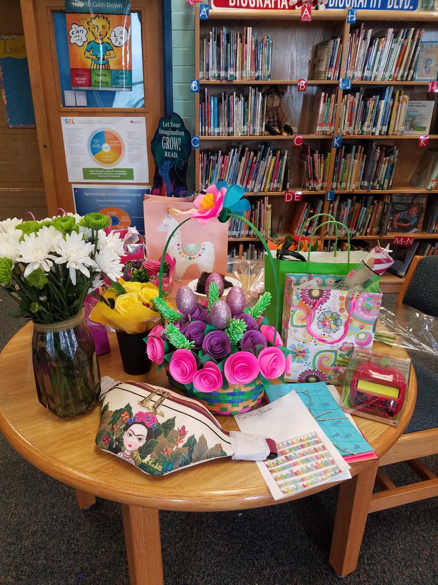 GovalleLibrary's tweet image. @Govalle_Roadies parents,kids and staff making Ms Smith feel like a Queen. And the unexpected reading buddy collaboration with 1st and 4th grade was a highlight of #LibrarianAppreciationWeek #SEL&amp;amp;LITERACY @AustinISDLibs @sel_theresa @EMVT_STEM