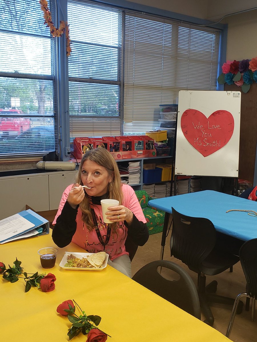 GovalleLibrary's tweet image. @Govalle_Roadies parents,kids and staff making Ms Smith feel like a Queen. And the unexpected reading buddy collaboration with 1st and 4th grade was a highlight of #LibrarianAppreciationWeek #SEL&amp;amp;LITERACY @AustinISDLibs @sel_theresa @EMVT_STEM