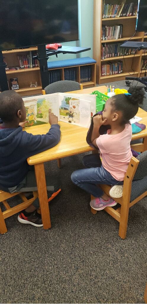 GovalleLibrary's tweet image. @Govalle_Roadies parents,kids and staff making Ms Smith feel like a Queen. And the unexpected reading buddy collaboration with 1st and 4th grade was a highlight of #LibrarianAppreciationWeek #SEL&amp;amp;LITERACY @AustinISDLibs @sel_theresa @EMVT_STEM