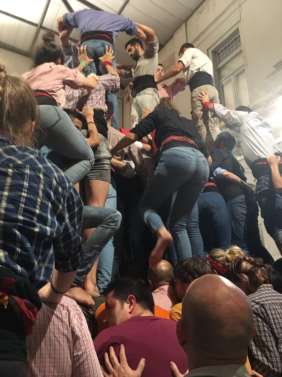 Avui hem acompanyat al nostre amis asturià i gran amant dels jocs tradicionals, <a href="/CarlosSuari/">Carlos Suari</a> , a un assaig de castells. Hem disfrutat moltíssim!!!
Gràcies <a href="/xiquetstgn/">Xiquets de Tarragona</a> <a href="/bitlles/">albert roca</a>